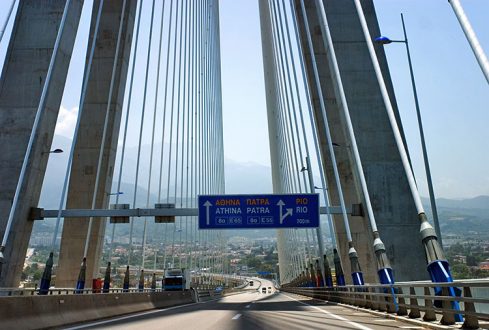 Мост Рио-Антирио соединяет городки Рио на Пелопоннесе, и Анти-рио на континентальной части.