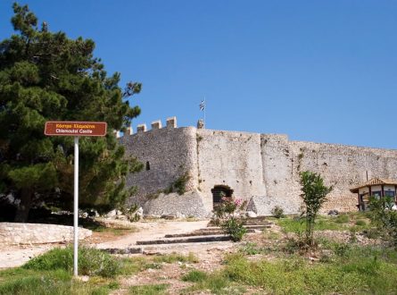 Вход в старый французский замок Chlemoutsi (13-й век).