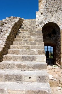 Лестница на крепостную стену замка Chlemoutsi.