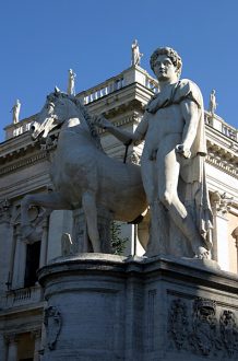 Статуя одного из Диоскуров - братьев-близнецов Елены Троянской.