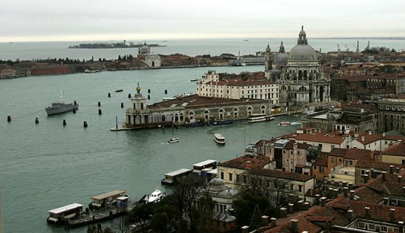 Вид с колокольни на треугольное здание таможни (Dogana di Mare) и церковь Santa Maria della Salute.