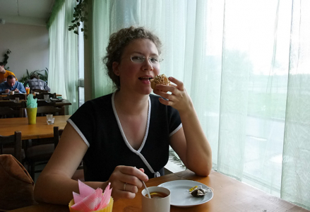 В студенческом кафе "Сластена" в 15-й общаге ПУНКа. Старый Петергоф.