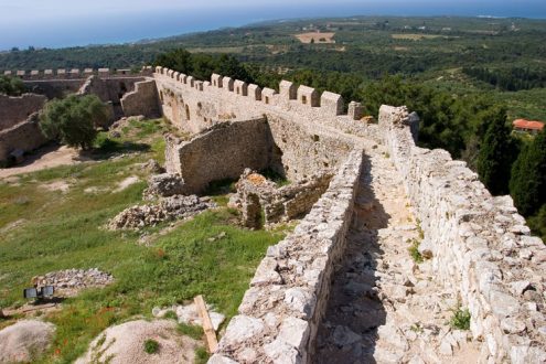 Крепостная средневековая стена замка Chlemoutsi.