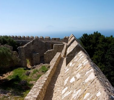 Укрепления на крепостной стене замка Chlemoutsi.