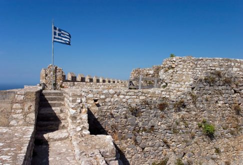 Бывший французский, турецкий, венецианский замок Chlemoutsi, теперь греческая собственность.
