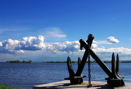 Якоря на гранитной набережной. Кронштадт.