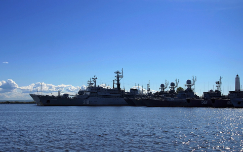 Военные суда близ Кронштадта.