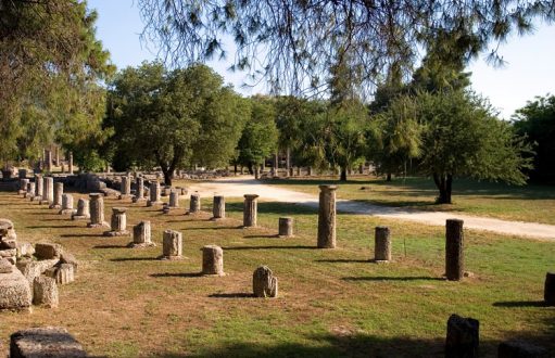 Palaestra - фрагменты колонн здания, где тренировались боксеры, борцы и прыгуны в длину. Древняя Олимпия.