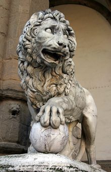 Одна из львиных фигур в лоджии dei Lanzi. Площадь della Signoria. Флоренция.