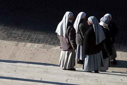 Монахини у подножия лестницы, ведущей к церкви Santa Maria in Aracoeli.