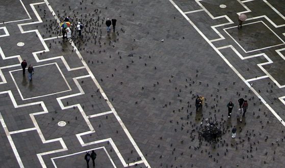 Черно-белый этюд с цветным зонтом. Площадь San Marco.