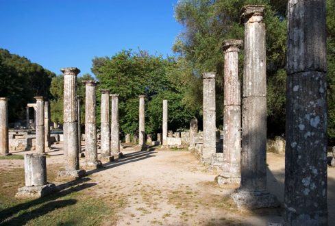 Восстановленные колонны Palaestra. Древняя Олимпия.