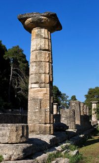 Дорическая колонна Храма Геры - одного из самых старых в Греции (7 в. до н.э.). Древняя Олимпия.