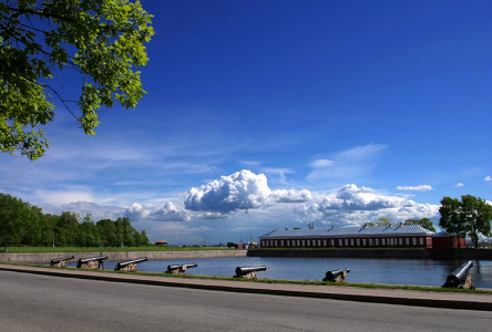 Пушки на набережной в Кронштадте.