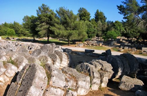 Пока еще не восстановленные колонны Храма Зевса. Древняя Олимпия.