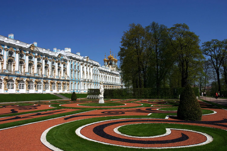Екатерининский дворец в стиле барокко и сад перед ним. Пушкин.