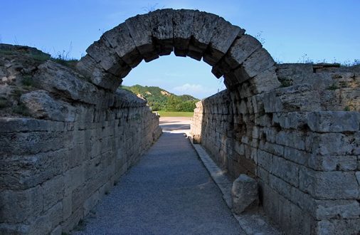 Crypt - крытый вход на Олимпийский стадион. Древняя Олимпия.