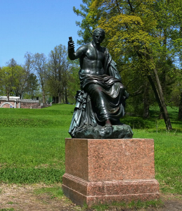 Скульптура, известная в народе как "мужик после бани с сотовым телефоном" :)