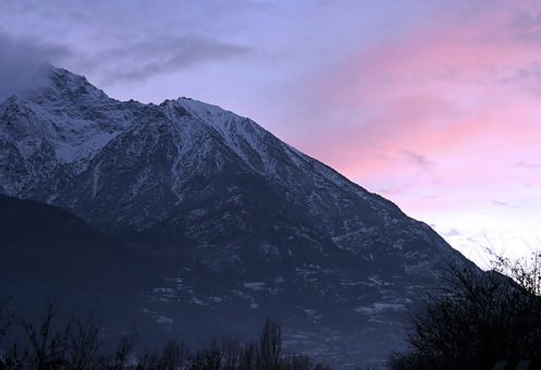 Нежно-розовый закат в долине.