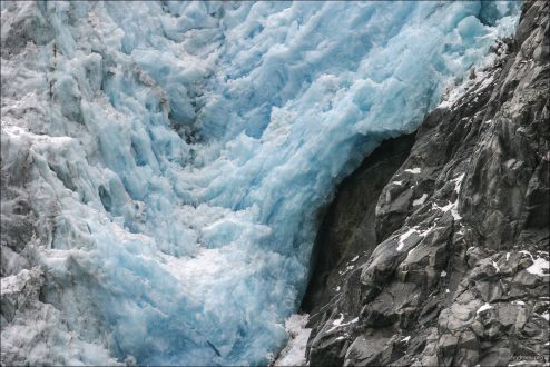 Спускающийся со скалы ледниковый язык.