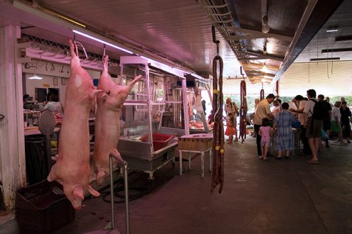 Мясной ряд на рынке в Каламате.