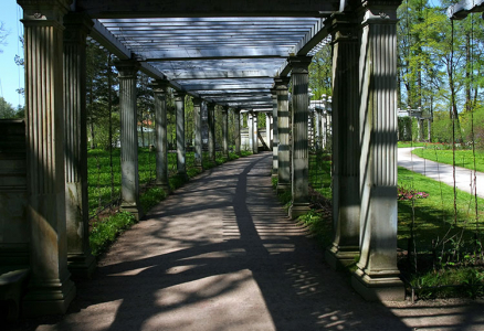 Прогулочная галерея, пока еще не обвитая лианами.