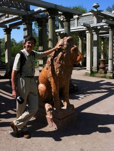 Со львом перед летней галереей. Пушкин.