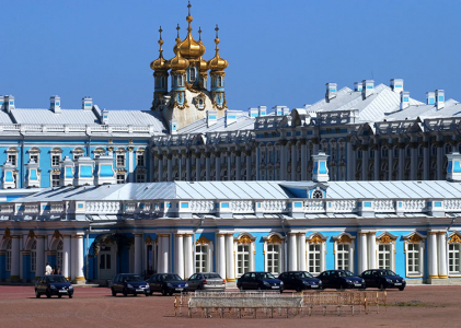 Парк служебных машин, приписанных к Екатерининскому дворцу.