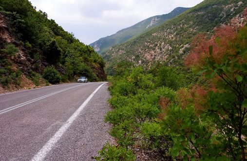 Участок дороги Спарта-Леонидио, проложен через горы Parnonas Mountains.