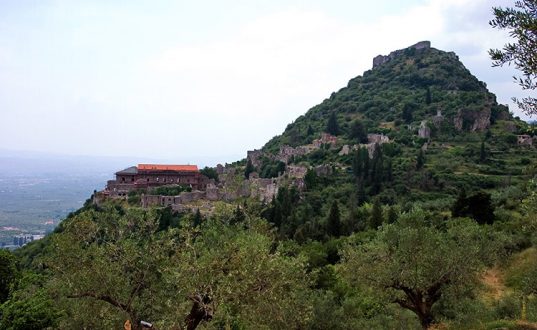 Руины древнего византийского города Mystras (13-й век).