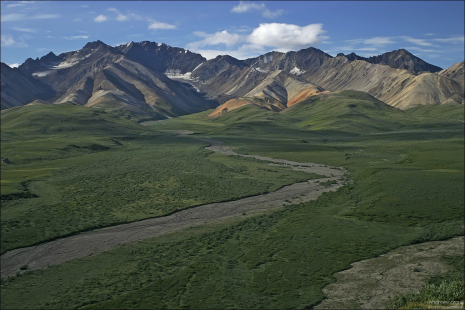 Разноцветные холмы горной цепи Alaska range.