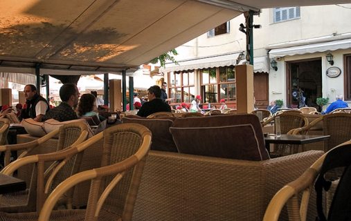 Кафе "Олива" в Плаке.