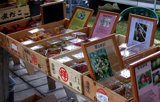 Придорожный рынок экзотических фруктов и цветов.