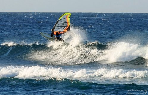 Виндсерфер на гребне волны.