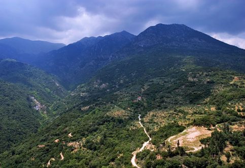 Узкая дорога на перевале горной гряды Taygetos Mountains.