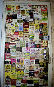 Дверь из алкогольных этикеток (ни одна из которых не повторяется) в 17-й комнате, где жил Илья. Петродворец.