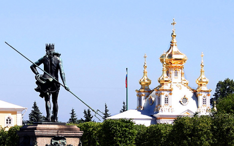 Нептун с трезубцем и флигель Большого Дворца, Верхний парк. Петродворец.