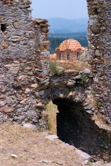 Купол византийской церкви, видимый сквозь руины Despot's Palace. Mystras.