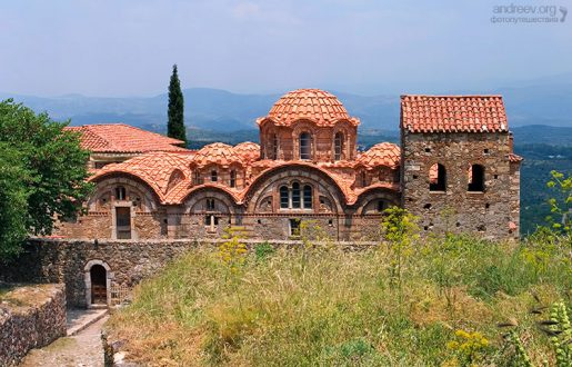 Восстановленная церковь Afentiko (14-й век). Mystras.