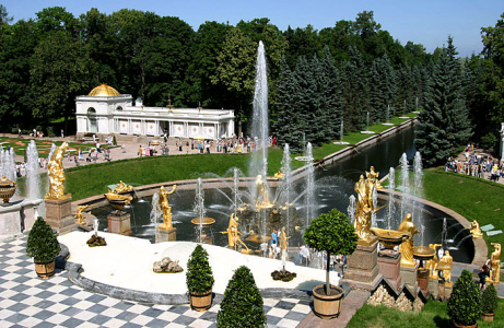 Большой каскад. Посвящен победам России за выход к Балтийскому морю.