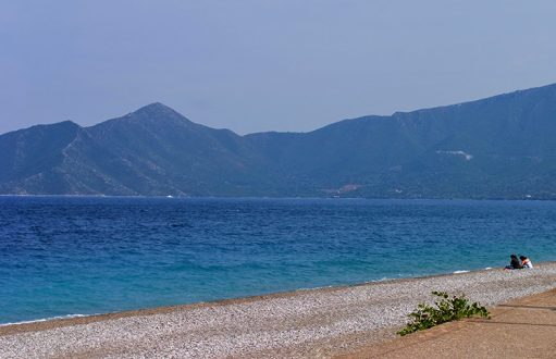 Гавань около поселения Leonidio.