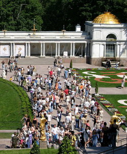Толпы народа у Большого дворца.