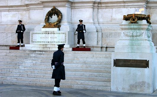 Часовые у вечного огня. Дворец короля Виктора Эммануэля II.