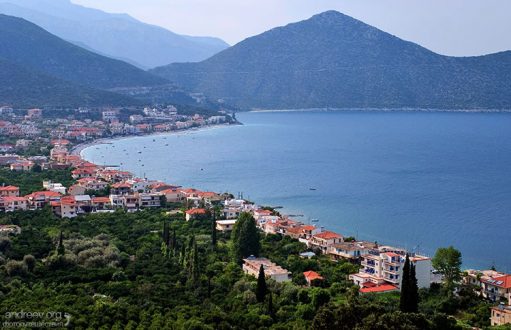 Курортное местечко Paralia Tyrou на восточном побережье полуострова Пелопоннес.