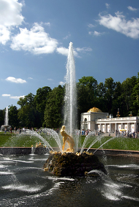 "Самсон, раздирающий пасть льва". Воздвигнут в честь 25-летия Полтавской победы.