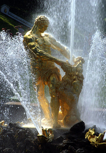 Самсон и лев. Высота струи фонтана 22 метра.