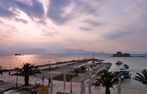 Набережная в Нафплионе (Nafplio) и крепость Bourtzi в 600 м от берега.