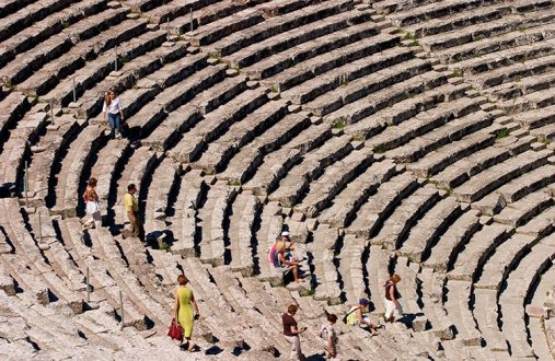 Известняковые ряды античного театра Эпидаврос, вмещают 14 тысяч человек.