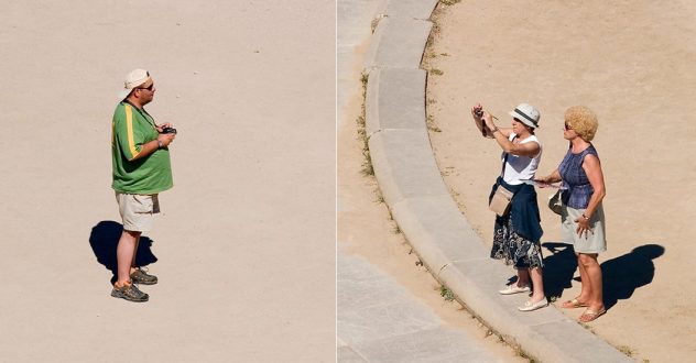 Туристы фотографируются на сцене античного театра Эпидаврос.