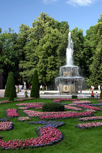 Римский фонтан и цветущая лужайка.